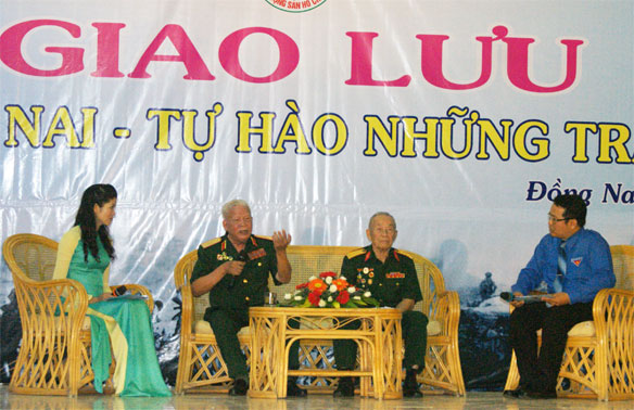 Trung tướng Lê Nam Phong (thứ 2 từ trái sang) nói về chiến dịch Điện Biên Phủ