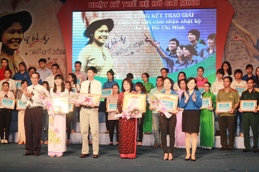 Thí sinh Huỳnh Thị Nga (thứ hai từ phải qua, hàng đầu) tại đêm trao giải