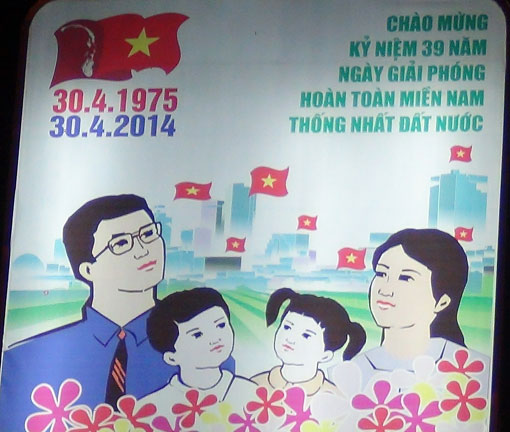 Hộp đèn có in khẩu hiệu chào mừng 39 năm giải phóng hoàn toàn miền nam, thống nhất đất nước.