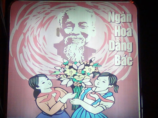 Hộp đèn có in khẩu hiệu chào mừng ngày sinh Chủ tịch Hồ Chí Minh.