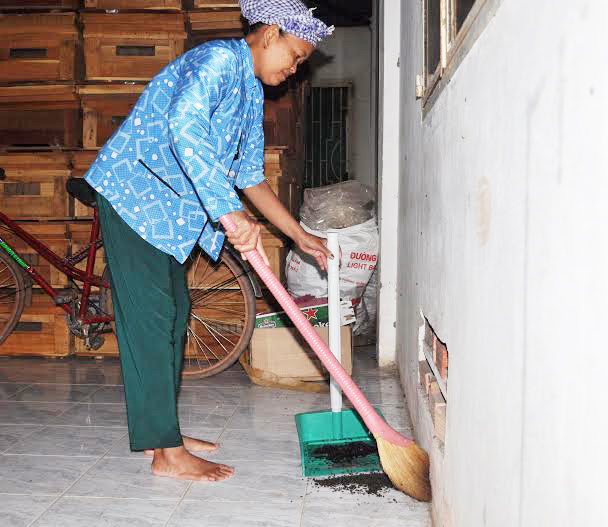 Hàng ngày, bà Thạch Thị Sa Vê Tẹ, ngụ tại ấp 4 hốt bỏ hàng chục ký bọ đậu đen trong nhà mình