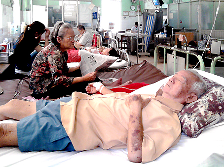 Thời tiết nắng nóng, nhiều người già nhập viện do viêm phổi, viêm phế quản và tăng huyết áp. Ảnh: P.UYÊN