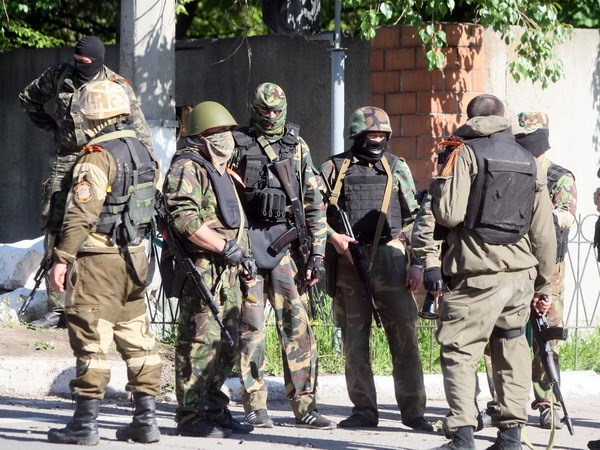 Lực lượng biểu tình có vũ trang đóng chốt tại thành phố Donetsk ngày 6/5. (Nguồn: AFP/TTXVN)