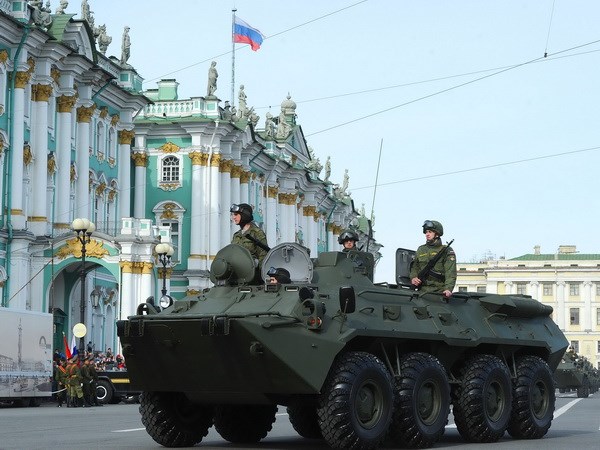 Xe bọc thép của quân đội Nga diễu hành tại buổi tổng duyệt ở St. Petersburg chuẩn bị cho lễ duyệt binh. (Nguồn: AFP/TTXVN)