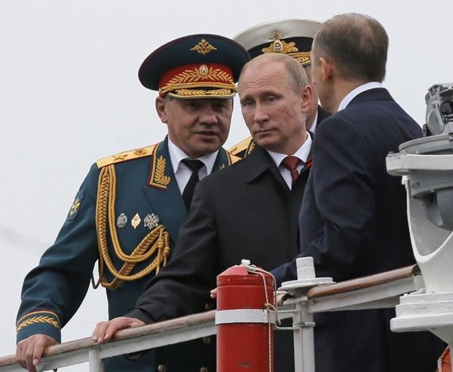 Tổng thống Nga Vladimir Putin cùng Bộ trưởng Quốc phòng Sergei Shoigu (ngoài cùng bên trái) tại quân cảng Sevastopol ở Crimea (Nguồn: AP)