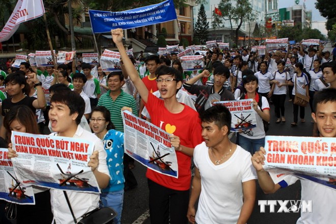 Người dân Việt Nam míttinh phản đối Trung Quốc xâm phạm chủ quyền Việt Nam. (Ảnh: TTXVN)