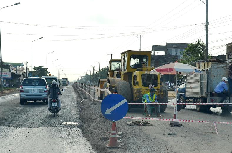 Thi công cải tạo mặt đường QL1 đoạn qua huyện Xuân Lộc