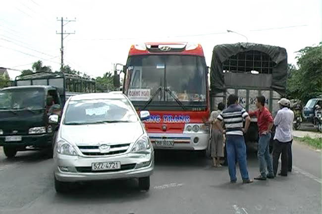 cả 3 chiếc xe đã dàn thành hàng ngang, khiến cho việc lưu thông xe cộ trên đường gặp nhiều khó khăn