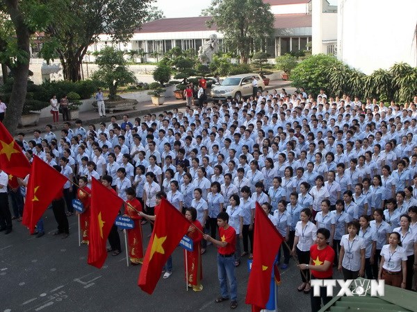Công nhân tại một doanh nghiệp míttinh phản đối Trung Quốc hạ đặt giàn khoan trái phép trong vùng biển Việt Nam. (Nguồn: TTXVN)