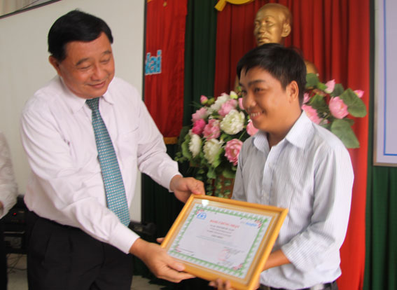 Giám đốc Sở Giao thông vận tải Nguyễn Văn Điệp trao giải nhất cho tác giải Ngô Phước Tuấn