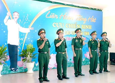 Hội Cựu chiến binh Sở Văn hóa - thể thao và du lịch thể hiện ca khúc Bác đang cùng chúng cháu hành quân. Ảnh: V.Truyên