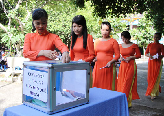 Cán bộ, giáo viên Trường THPT Trần Quốc Tuấn quyên góp tiền ủng hộ chương trình “Góp sức bảo vệ chủ quyền Biển đảo”