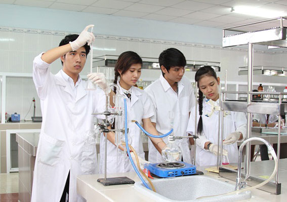 Các giảng viên ngành y dược Đại học Lạc Hồng trong phòng thí nghiệm