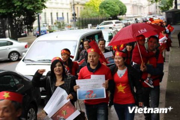 Cộng đồng người Việt tại Áo biểu tình phản đối Trung Quốc. (Nguồn: Vietnam+)