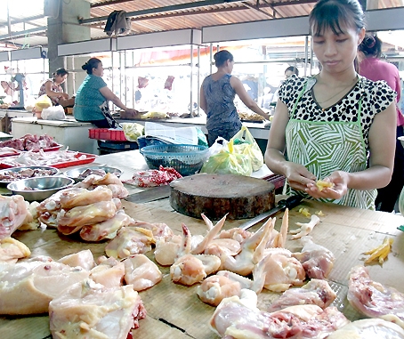 Thịt bày bán trên bìa giấy carton có nguy cơ nhiễm khuẩn lớn. (Ảnh chụp tại chợ Hóa An, Biên Hòa).  Ảnh: B.NGUYÊN