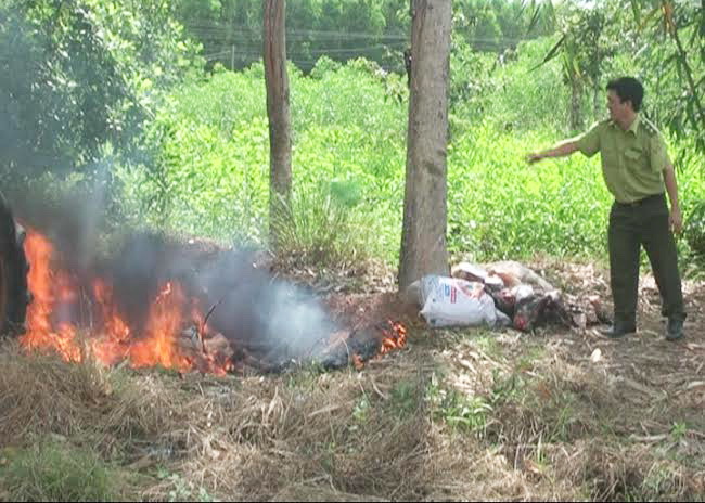 Lực lượng kiểm lâm huyện Vĩnh Cửu đang tiêu hủy động vật rừng