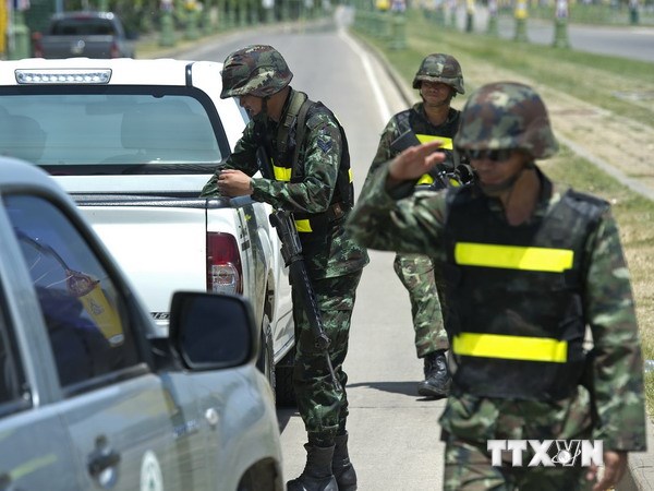 Binh sỹ Thái Lan kiểm tra an ninh tại khu vực ngoại ô Bangkok. (Nguồn: AFP/TTXVN)