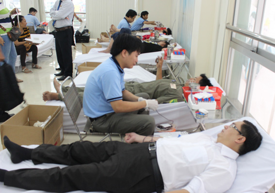  Cán bộ, nhân viên, nhân dân tích cực tham gia hiến máu tình nguyện tại ngân hàng Đông Á