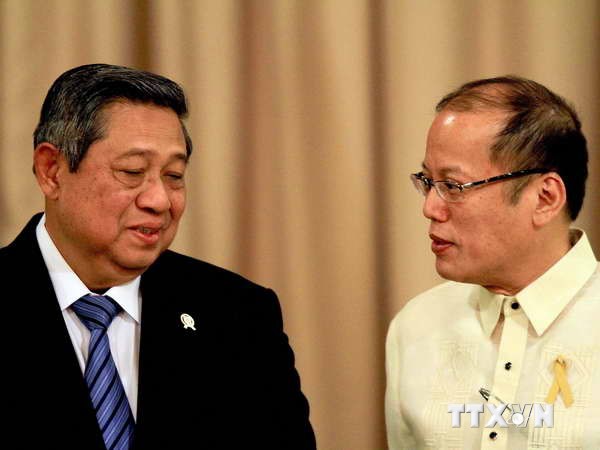 Tổng thống Philippines Benigno Aquino III (phải) và người đồng nhiệm Indonesia Susilo Bambang Yudhoyono tại thủ đô Manila ngày 23/5. (Nguồn: THX/TTXVN)