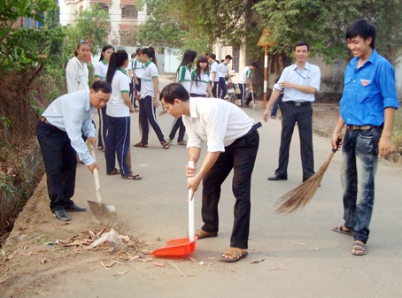 Nhân dân ấp Quảng Lộc (xã Quảng Tiến, huyện Trảng Bom) dọn dẹp vệ sinh môi trường khu dân cư.