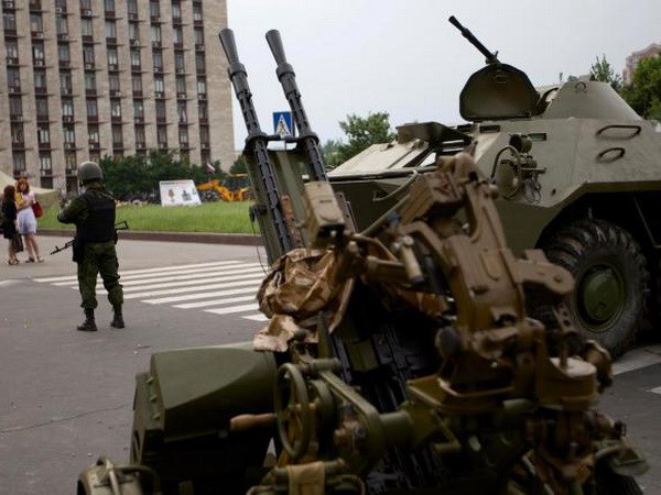 Lính Nga bên cạnh một APC và súng chống máy bay ở Donetsk, Ukraine, ngày 29/5.  (Nguồn: AP)