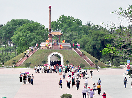 Đài tưởng niệm trong khuôn viên di tích Thành cổ Quảng Trị. Ảnh: Đ.Tùng