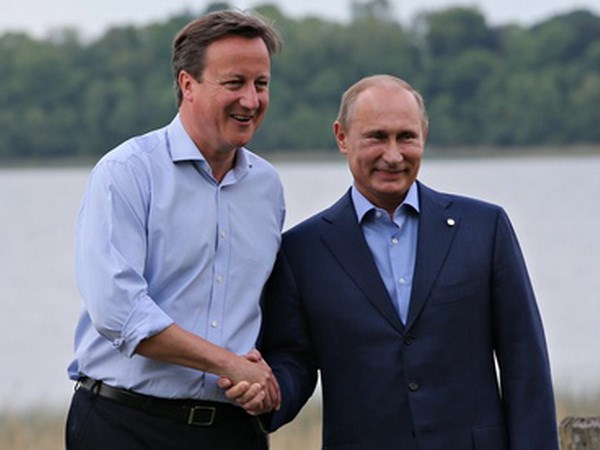 Tổng thống Vladimir Putin (phải) và Thủ tướng David Cameron trong một cuộc gặp. (Nguồn: Xinhua)