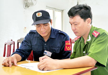 Anh Lê Văn Tâm (trái) báo cáo vụ việc bắt trộm ngày 23-5 cho Công an TX.Long Khánh.