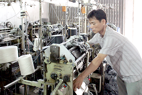 Anh Dương Văn Dũng bên xưởng dệt.