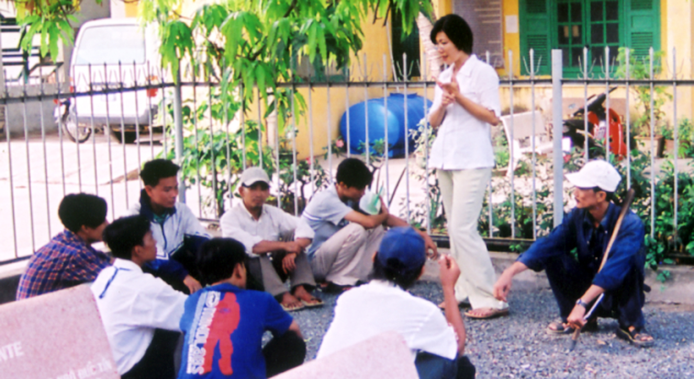Anh Dương Văn Dũng (người ngồi) tham gia nhóm tư vấn cai nghiện ma túy tại cộng đồng (TP.Biên Hòa).