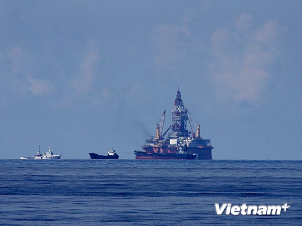 Cận cảnh tàu Trung Quốc xâm phạm biển Việt Nam. (Ảnh: Vietnam+)