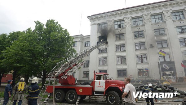 Tòa nhà hành chính ở Lugansk bị máy bay quân đội Ukraine không kích. (Nguồn: ria.ru)