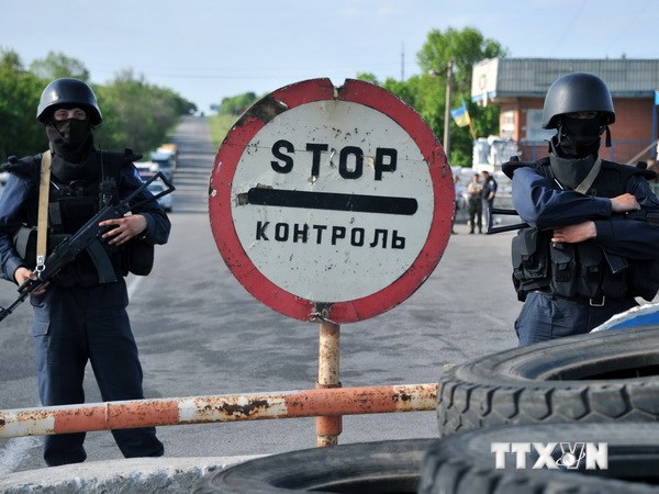 Binh sỹ và cảnh sát Ukraine thiết lập một trạm kiểm soát gần thành phố miền Đông Izum thuộc tỉnh Donetsk. (Nguồn: AFP/TTXVN)