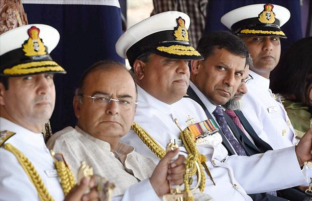   Bộ trưởng Quốc phòng Ấn Độ Arun Jaitley (thứ hai từ trái sang) (Nguồn: PTI)