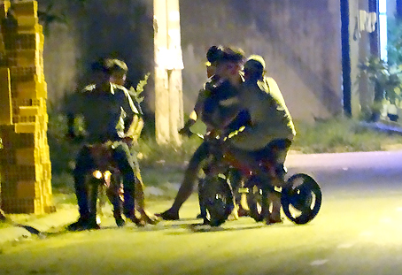  Một nhóm thiếu niên tụ tập với xe máy điện mi ni tự chế trên đường khu phố ở KP.7, phường Thống Nhất (TP.Biên Hòa).