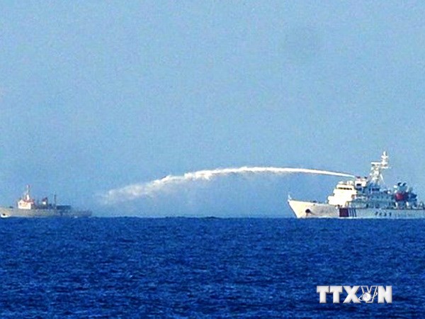 Tàu Trung Quốc sử dụng vòi rồng phun nước về phía các tàu chấp pháp của Việt Nam.