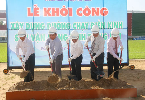 Các đại biểu thực hiện nghi thức khởi công xây dựng đường piste sân vận động tỉnh.