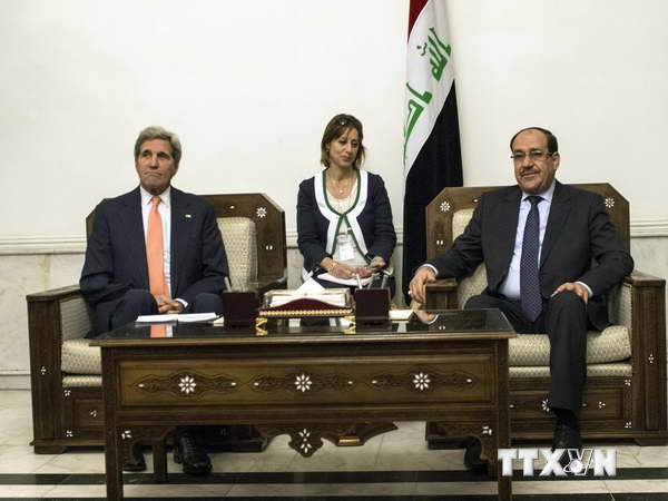 Thủ tướng Iraq Nuri al-Maliki (phải) hội đàm với Ngoại trưởng Mỹ John Kerry (trái) tại Baghdad ngày 23/6. (Nguồn: AFP/ TTXVN)