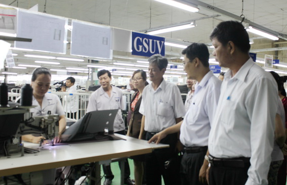 Đồng chí Huỳnh Tấn Kiệt thăm hỏi công nhân Công ty dệt ChoongNam-Việt Nam