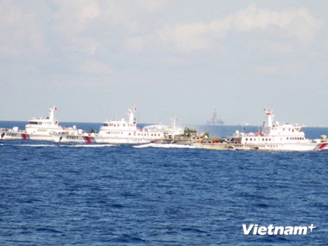 Tàu Trung Quốc dàn hàng ngang vây ép tàu thực thi pháp luật của Việt Nam. (Nguồn: Canhsatbien.vn)