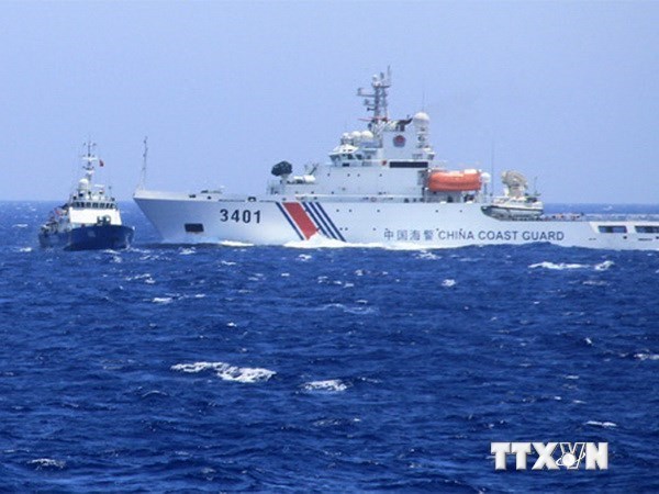 Tàu Trung Quốc đang có nhiều thủ đoạn mới đâm, va vào tàu Việt Nam. (Ảnh: TTXVN)