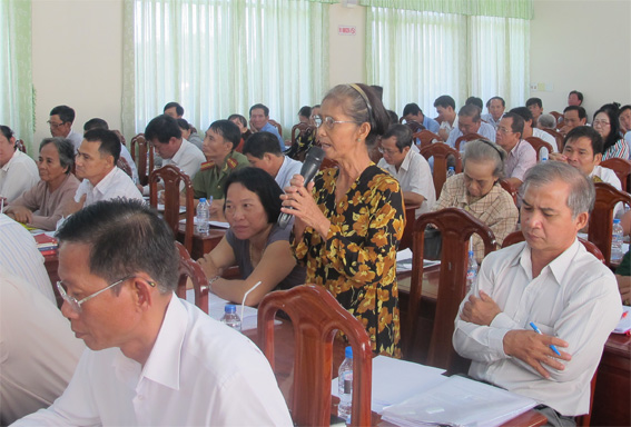 Cử tri xã Phú Hội, huyện Nhơn Trạch phát biểu tại buổi tiếp xúc