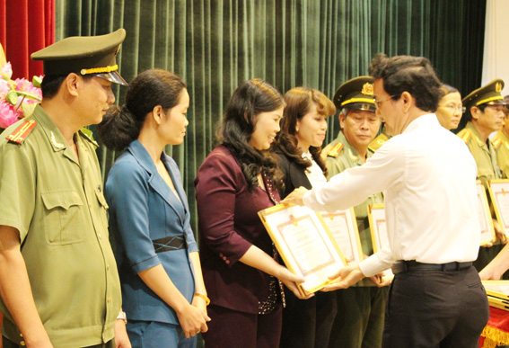 Phó Chủ tịch Ủy ban nhân dân tỉnh Võ Văn Chánh trao thưởng cho các cá nhân, tập thể có thành tích.