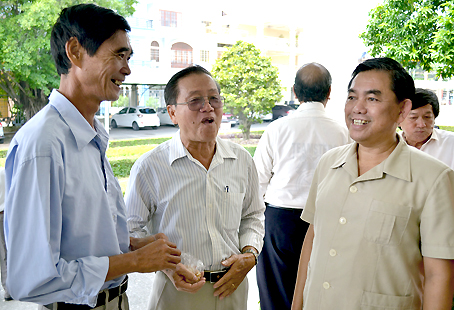 Đồng chí Huỳnh Văn Tới (bìa phải), Ủy viên Ban TVTU, Trưởng ban Tuyên giáo Tỉnh ủy gặp gỡ, trao đổi với các đại biểu người Hoa tại buổi họp mặt. Ảnh: P.Hằng