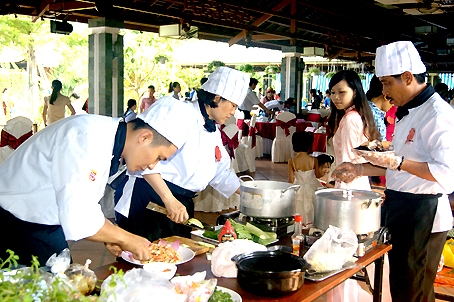 Một gia đình tham gia phần thi ẩm thực nhân Ngày Gia đình Việt Nam tại Hội quán Trấn Biên.