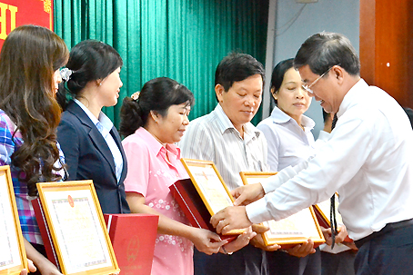 Cục trưởng Cục Thuế Nguyễn Quốc Hùng trao tặng giấy khen cho các doanh nghiệp hoàn thành nghĩa vụ thuế tiêu biểu năm 2013.