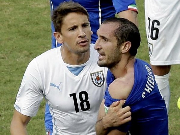 Chiellini giơ vết cắn ở trận Italy thua Uruguay tại World Cup 2014. (Nguồn: Getty Images)