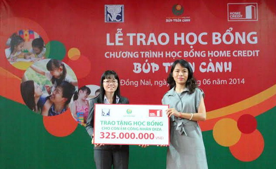 325 cháu trong độ tuổi mầm non là con của công nhân lao động đang làm việc tại các khu công nghiệp trên địa bàn TP.Biên Hòa được nhận học bổng với mỗi suất trị giá 1 triệu đồng.