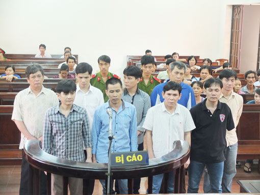 Các bị cáo trong các vụ trộm két sắt do Nguyễn Bá Thi (hàng  đầu, ngoài cùng bên tay trái) rủ rê được Tòa án nhân dân tỉnh đưa ra xét xử và tuyên án ngày 30-6.