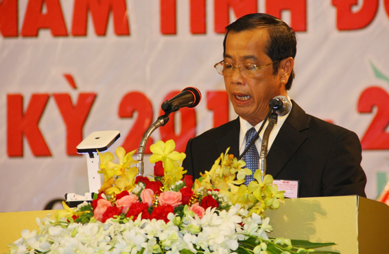 Đồng chí Vy Văn Vũ, Ủy viên Ban TVTU, Chủ tịch Ủy ban MTTQ tỉnh phát biểu tại Đại hội 